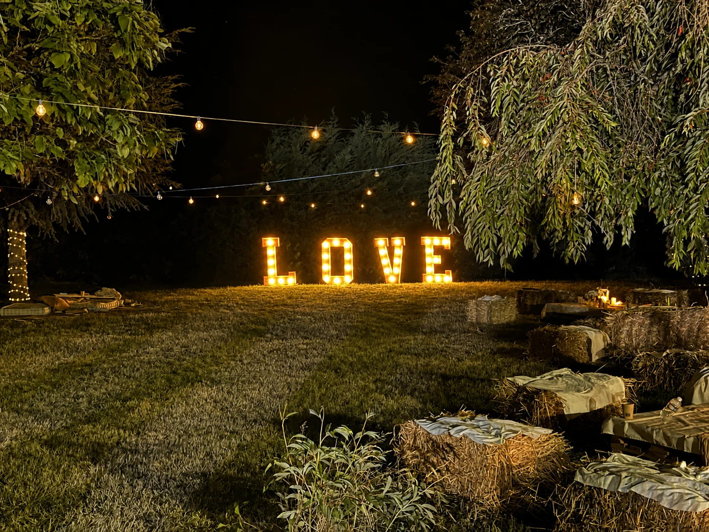 Installation lumineuse LOVE photographiée lors d’une soirée réelle.