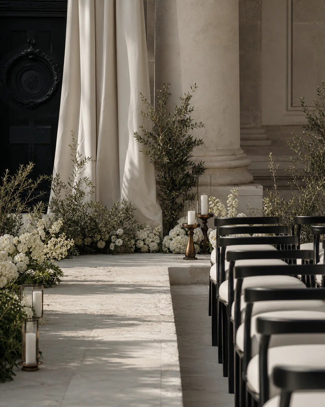 Cérémonie contemporaine en pierre, végétation olive et fleurs ivoire.