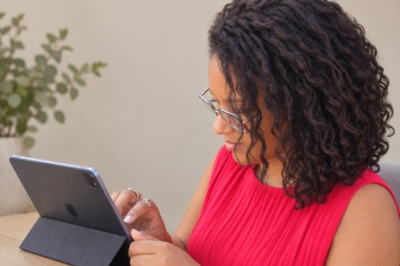 Riana Belleau travaille sur une tablette.