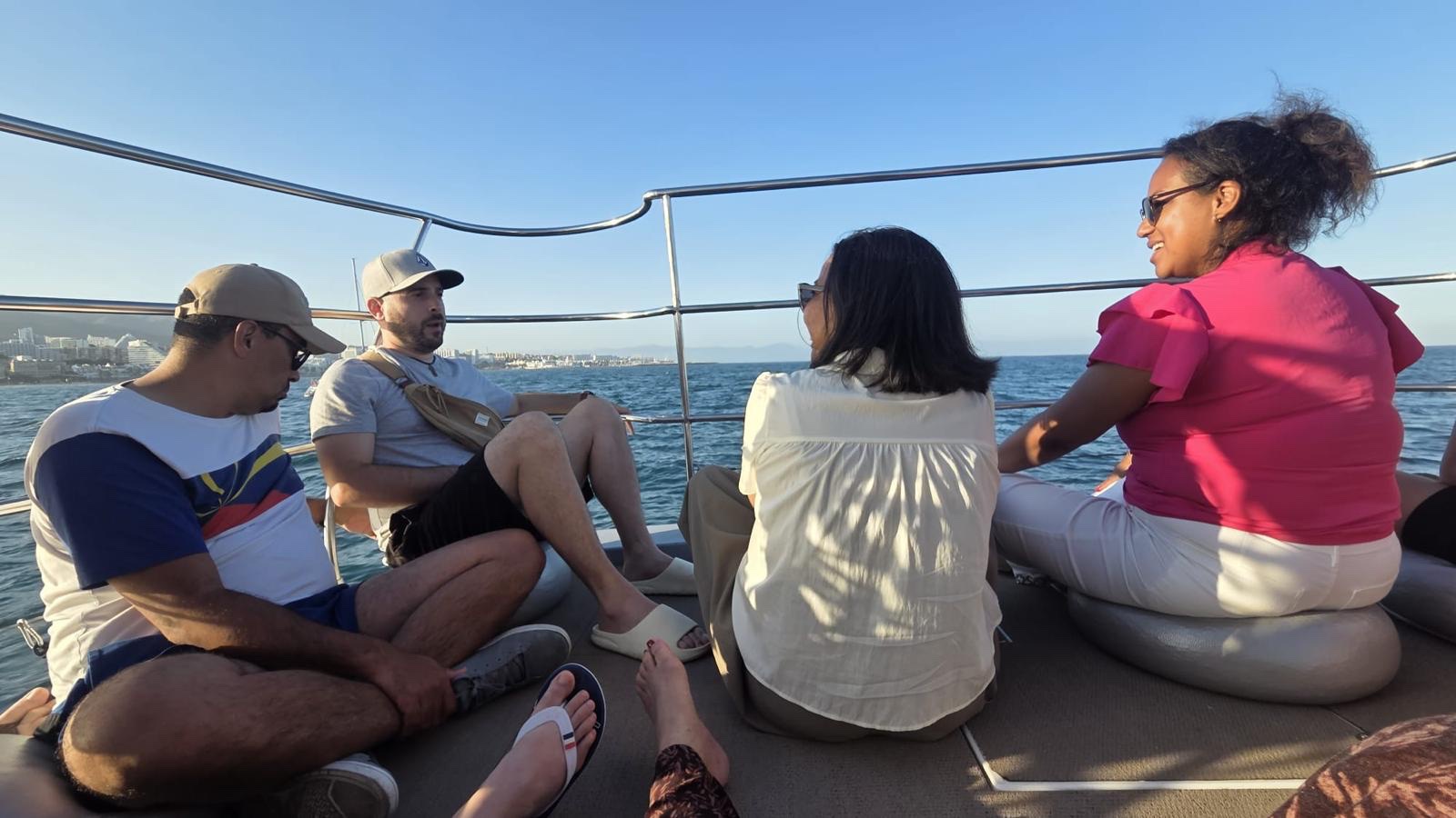 Riana et des participants partagent une sortie en bateau pendant le séminaire à Málaga.
