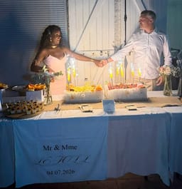 Gâteaux de mariage avec cierges — photo publiée par Sandra Le Foll